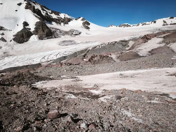 Yazın Georgia 'da Kazbeg Dağı' na tırmanmak inanılmaz bir doğa.