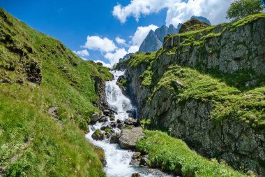 Kafkasya Dağı 'nda güzel bir yaz.