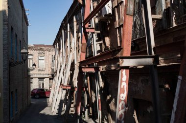 Tiflis 'teki eski harabe ev, Georgia.