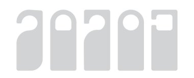  Boş etiketli otel odası askısı. Etiketi bozmayın. Beyaz arka planda izole edilmiş. Vektör illüstrasyonu