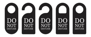  Boş etiketli otel odası askısı. Etiketi bozmayın. Beyaz arka planda izole edilmiş. Vektör illüstrasyonu