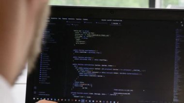 İnternet projesi geliştir. Ekranda kapatma kodlaması, eller html kodu ve programlamayı ekran dizüstü bilgisayarına yazacak. Hacker çevrimiçi çalışıyor. Virüs güvenlik sistemini test eden kodlayıcı. Serbest adam tasarım web yazılımı