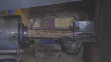 Sıkıştırılmış talaş yakıtı üretimi. Yakıt birikintileri oluşturma süreci.