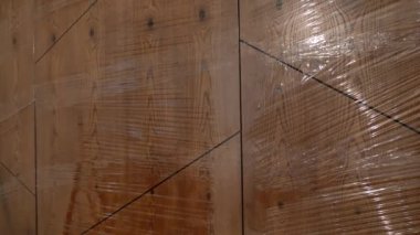 Modern iç mekanlarda duvardaki dekoratif ahşap panellerin yakın görüntüsü. Evdeki minimalist tasarım ve doğal ahşap malzemelerden dekorasyon ayrıntıları.