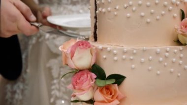 Gelin ve damat düğün pastasını kesti. Düğün pastasını kesen yeni evlilerin detayları. Düğün pastasını kesiyorum.
