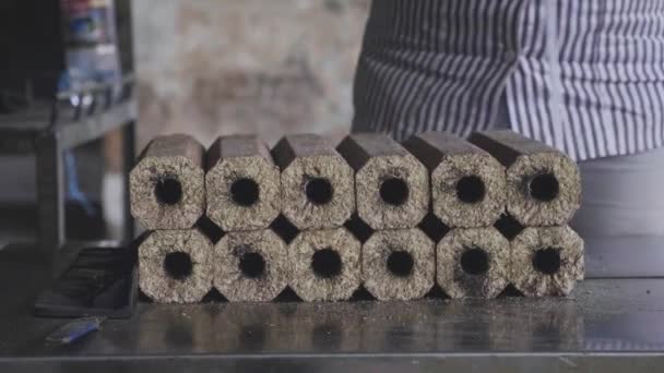 Fábrica Para Produção Briquetes Mãos Homem Dobram Briquetes — Vídeo de Stock