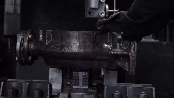 Metallbearbeitung Auf Einer Maschine Herstellung Von Pumpanlagen — Stockvideo