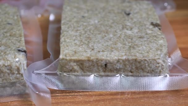 Bir Paket Şekerleme Bir Vakum Şeffaf Torbasında — Stok video
