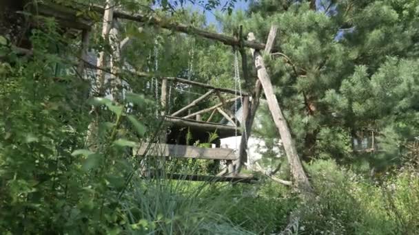 Bahçede Duran Bir Kır Evinde Ahşap Salıncak — Stok video