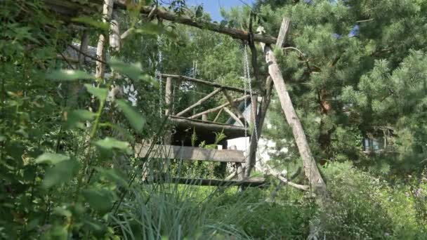 乡村房屋中的木制秋千 矗立在花园中 — 图库视频影像