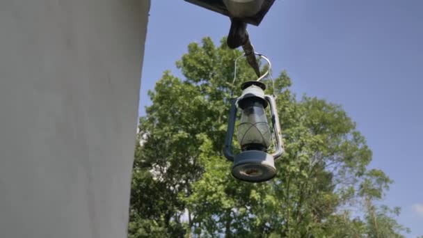 Close Uma Lâmpada Pendurada Borda Telhado Lanterna Jardim — Vídeo de Stock