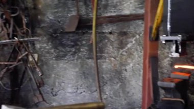 Metal dövmesi, metal işleme. Sıcak metal.