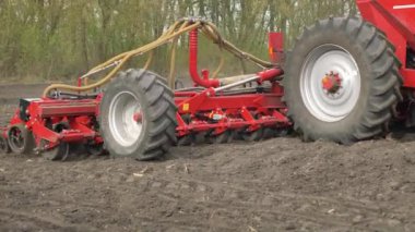 Tarlada saban süren bir traktör. Traktöründeki bir çiftçi tarlayı yeni bir hasat için hazırlıyor..
