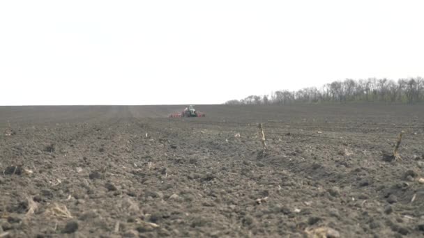 Egy Traktor Ekével Szántja Földet Egy Farmer Traktorán Felkészíti Földet — Stock videók