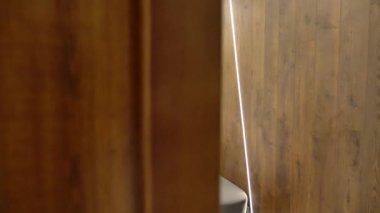 İç mekan. Duvar paneli arka ışıklandırılmış kaplamayla kaplı. Modern bir ev..