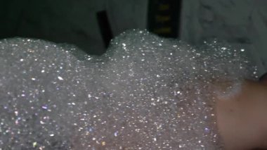 Hamam 'da köpük, sabunlu masaj. Spa tedavileri.