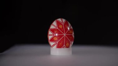 Paskalya yumurtaları, tezgahta dönen yumurtalar.