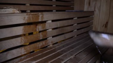 Finlandiya saunası. Ahşap saunanın içi