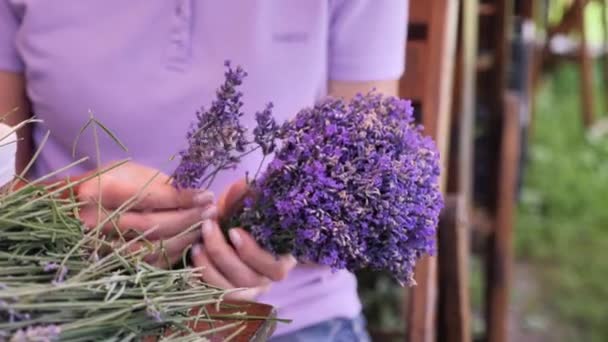 라벤더 꽃다발 클로즈업 꽃집의 라벤더 — 비디오
