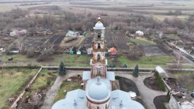 Kırsalda eski bir kilise. Hava manzarası.