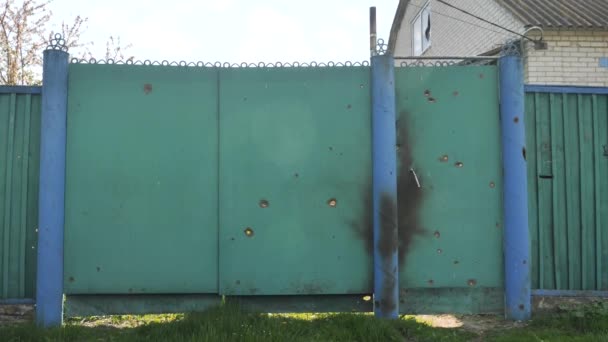 Τρύπα Από Σφαίρα Μεταλλική Πόρτα Φράχτη — Αρχείο Βίντεο