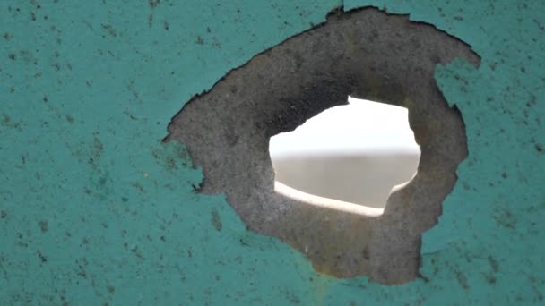 金属製のドアの弾丸穴 フェンス — ストック動画