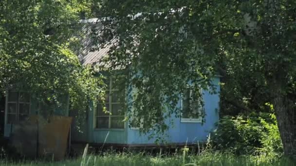 Verlassenes Freizeitzentrum Holzhäuser Wald — Stockvideo
