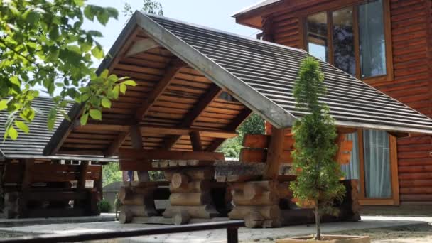 Malownicze Otwarte Drewniane Domy Altany Dachem Relaks Uroczystości Grille Wśród — Wideo stockowe