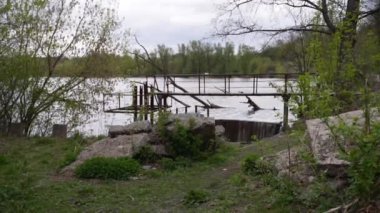 Baraj gölündeki drenaj deliği.