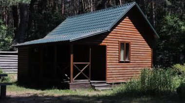 Ahşap yazlık. Ormanın ortasında sessiz bir orman kulübesi..