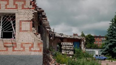 Füze saldırısından sonra yıkılan evler.