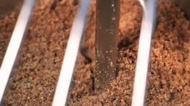 Yiyecek işlemcisi şeker hamurunu hazırlar. Doğal şekerlerin el yapımı..