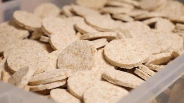 Doğal malzemelerden el yapımı tatlılar. Tohumlardan ve kurutulmuş meyvelerden yapılmış sağlıklı şekerler..