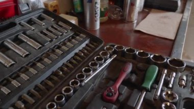 Alet kutuları, motor bakım setleri, araba garajlarındaki makineler endüstri fabrikası, çok makineli video., 