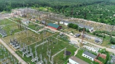 Yüksek voltajlı elektrik santrali. Uçan İHA 'nın görüntüsü. Yüksek kolonları ve voltaj dağıtım kabloları olan elektrik santrali. Enerji, elektrik endüstrisi, dağıtım ve dağıtım kavramı