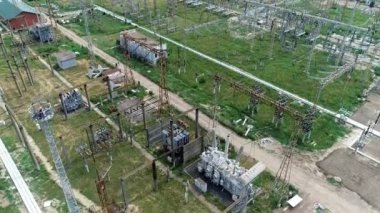 Yüksek voltajlı elektrik santrali. Uçan İHA 'nın görüntüsü. Yüksek kolonları ve voltaj dağıtım kabloları olan elektrik santrali. Enerji, elektrik endüstrisi, dağıtım ve dağıtım kavramı