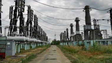 Yüksek voltajlı elektrik santrali. Yüksek direkli elektrik santrali ve voltaj dağıtım kabloları. Enerji, elektrik, dağıtım ve dağıtım kavramı