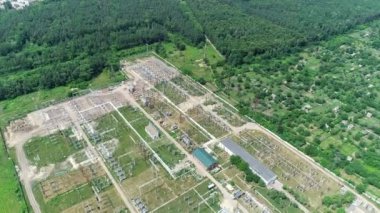 Yüksek voltajlı elektrik santrali. Uçan İHA 'nın görüntüsü. Yüksek kolonları ve voltaj dağıtım kabloları olan elektrik santrali. Enerji, elektrik endüstrisi, dağıtım ve dağıtım kavramı