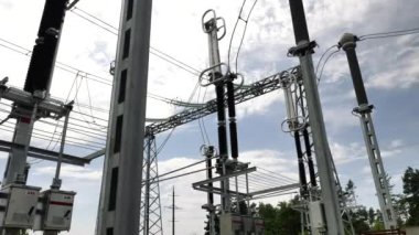 Yüksek voltajlı elektrik santrali. Yüksek direkli elektrik santrali ve voltaj dağıtım kabloları. Enerji, elektrik, dağıtım ve dağıtım kavramı