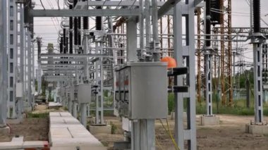 Yüksek voltajlı elektrik santrali. Yüksek direkli elektrik santrali ve voltaj dağıtım kabloları. Enerji, elektrik, dağıtım ve dağıtım kavramı