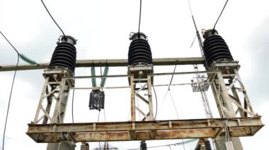 Yüksek voltajlı elektrik santrali. Yüksek direkli elektrik santrali ve voltaj dağıtım kabloları. Enerji, elektrik, dağıtım ve dağıtım kavramı