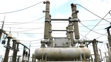 Yüksek voltajlı elektrik santrali. Yüksek direkli elektrik santrali ve voltaj dağıtım kabloları. Enerji, elektrik, dağıtım ve dağıtım kavramı