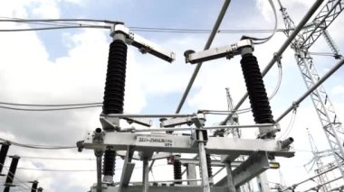 Yüksek voltajlı elektrik santrali. Yüksek direkli elektrik santrali ve voltaj dağıtım kabloları. Enerji, elektrik, dağıtım ve dağıtım kavramı