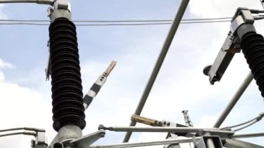 Yüksek voltajlı elektrik santrali. Yüksek direkli elektrik santrali ve voltaj dağıtım kabloları. Enerji, elektrik, dağıtım ve dağıtım kavramı