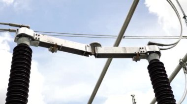 Yüksek voltajlı elektrik santrali. Yüksek direkli elektrik santrali ve voltaj dağıtım kabloları. Enerji, elektrik, dağıtım ve dağıtım kavramı