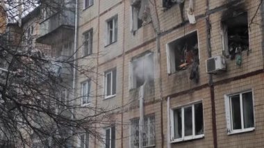 Füze saldırısından sonra ev patlamasının sonuçları. Roket saldırısı. Yanan bina, roket patlaması, bina..