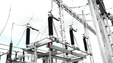 Yüksek voltajlı elektrik santrali. Yüksek direkli elektrik santrali ve voltaj dağıtım kabloları. Enerji, elektrik, dağıtım ve dağıtım kavramı