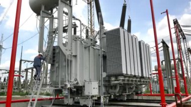 Yüksek voltajlı elektrik santrali. Yüksek direkli elektrik santrali ve voltaj dağıtım kabloları. Enerji, elektrik, dağıtım ve dağıtım kavramı