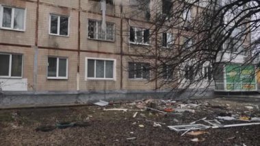 Füze saldırısından sonra ev patlamasının sonuçları. Roket saldırısı. Yanan bina, roket patlaması, bina..
