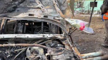 Bombalanmış bir şehrin gerçek görüntüleri. Ukrayna 'daki bombalamadan sonra. Füze saldırısından sonra bir araba..